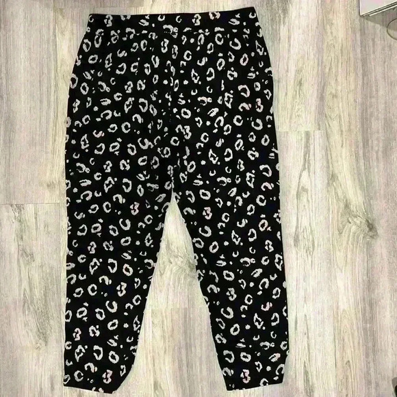 Torrid Women’s Studio Knit Tapered Ankle Pants Black Leopard Print Capris Size 0 - Picture 5 of 7